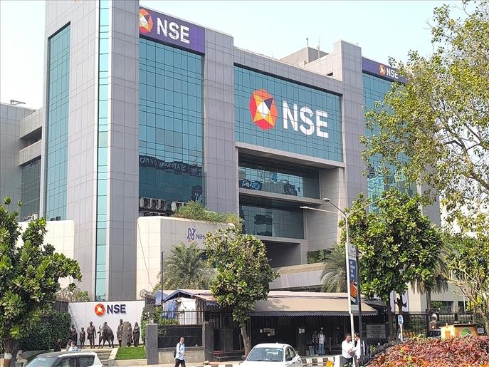 Sensex crashed by 1400 points, Nifty down 400 points as oil supply concerns top amid Hormuz tensions